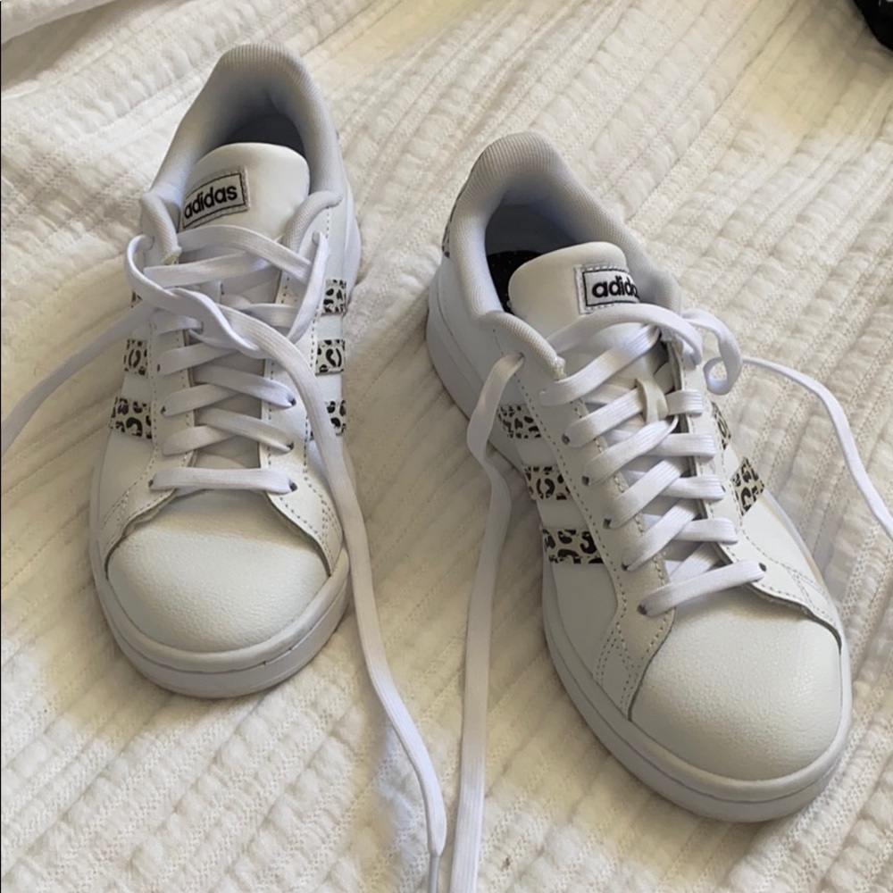 Adidas grand court sneaker animal print